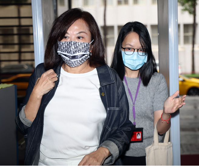 京华城弊案侦办再传新事证，廉政署8日上午以证人身分约谈邱佩琳（左）等人，下午移送台北地检署复讯，据悉是为厘清民眾党周围组织相关金流。（邓博仁摄）