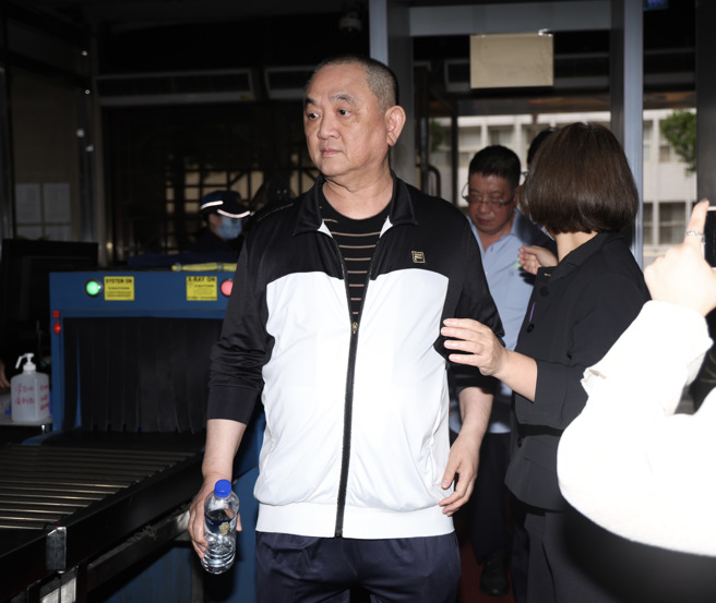 京华城弊案侦办再传新事证，廉政署8日上午以证人身分约谈陈盈助（左）等人，下午移送台北地检署复讯，据悉是为厘清民眾党周围组织相关金流。（邓博仁摄）