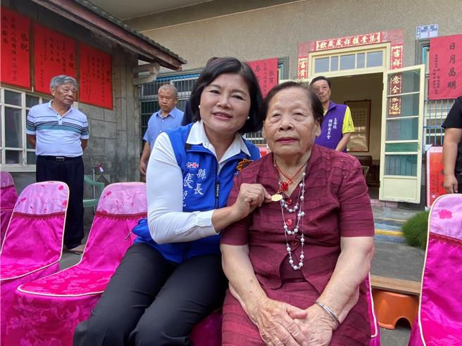 雲林縣長張麗善（前左）8日前往縣內4名百歲人瑞住家，致贈重陽禮金與禮品，剛滿百歲的周陳日蕊阿嬤（前右）表示飲食要新鮮清淡、慢嚥，凡事少依賴，能動就是福。（張朝欣攝）