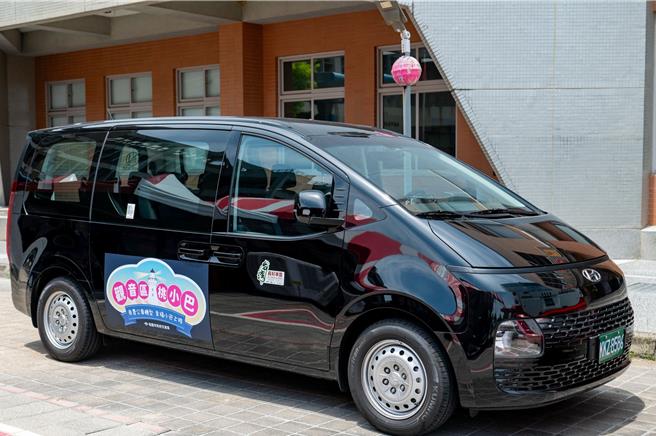 桃园市交通局从今年7月开始，将观音区免费公车部分路线，转型为9人座车的桃小巴，国民党籍议员吴进昌希望增加班次，规画到观音偏远地区的站点。（交通局提供／廖姮玥桃园传真）