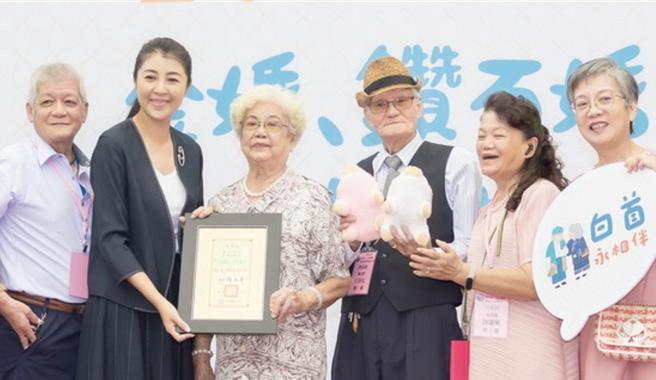 結縭70年白金鑽婚夫妻王起松、王陳九妹8日接受南投縣長許淑華的表揚，他們以「愛的真諦」歌詞勉勵所有夫婦。（南投縣政府提供／楊靜茹南投傳真）