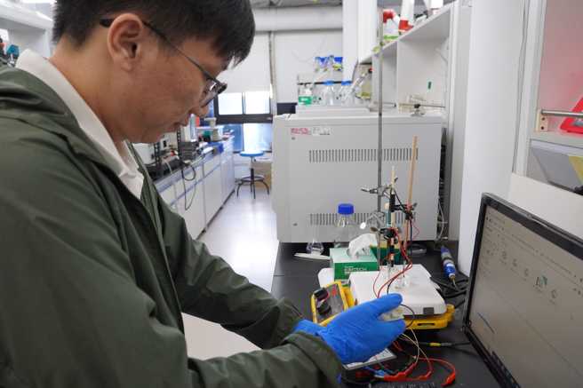 團隊成員-博士後研究員 Giang-Son Tran進行甘油氧化反應的電化學實驗操作。 (照片/臺灣科技大學提供)