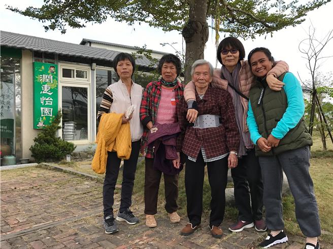 杉林區103歲百歲人瑞黃溫粟金身體健康、兒孫滿堂，雖然沒有到據點上課，但她喜歡熱鬧，經常會跟家人外出旅遊。（黃溫粟金家人提供／林雅惠高雄傳真）