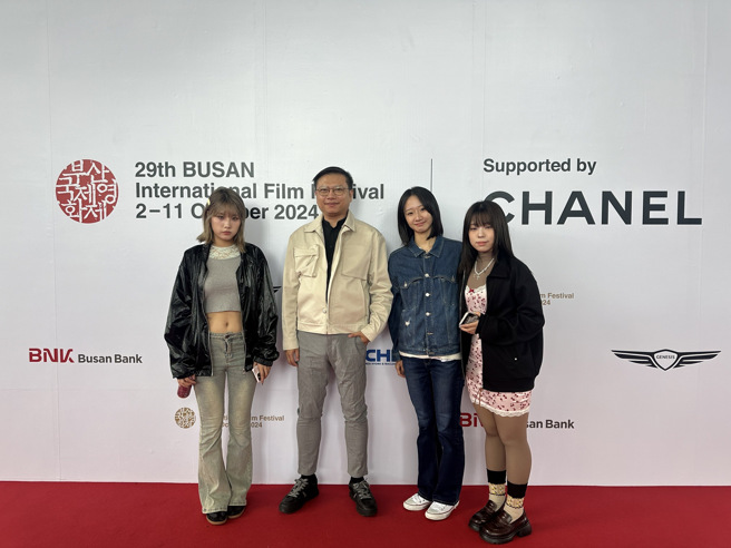 電影系劉季綸老師（左二）學生林詩玲（左一）、佐藤碧倭（右二）、朱容萱（右一）釜山影展合影。(照片/開南大學提供)