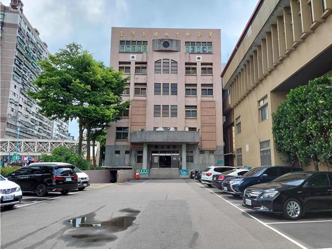 刘姓男子今年4月受邻居周姓女子请托，随手拿了一瓶「原萃绿茶」给因公前往勘查土地的国产署约用人员，未料「原萃绿茶」里装的竟是剧毒杀虫剂，所幸约用人员紧急送医后捡回一命。新北地检署考量刘男坦承不知「原萃绿茶」是谁放的就乱拿给人喝，依过失伤害罪起诉。（资料照）