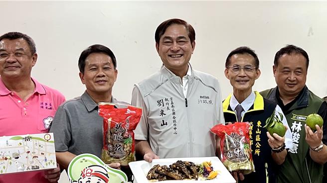 本屆台南市議員第一選區落選頭、行政院雲嘉南聯合服務中心執行長劉米山（左三）傳出下屆有意捲土重來，近來積極勤跑地方。（張毓翎攝）