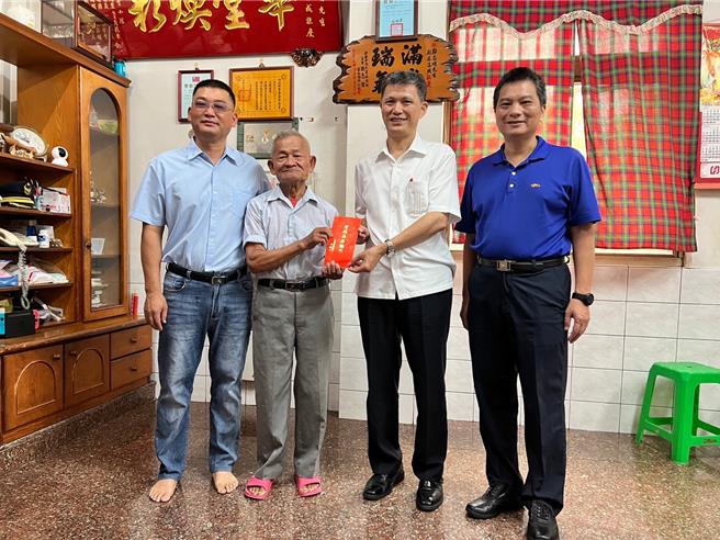 台南市警察局新營分局長蘇政敏（右一）今（8）日上午陪同局長林國清（右二）親至柳營分駐所副所長鄭忠明（左一）家中拜訪高齡90歲的鄭父（左二）。（新營警分局提供／張毓翎台南傳真）