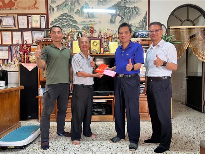 台南市警察局新營分局長蘇政敏（右二）隨後再到督察組教官程宥富（左一）的府上問候同樣90歲的程父（左二）。（新營警分局提供／張毓翎台南傳真）