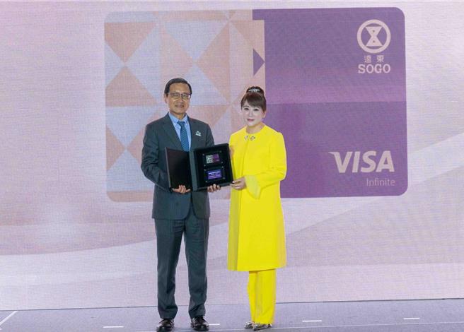 中國信託商業銀行董事長陳佳文(圖左)特別邀請遠東SOGO百貨董事長黃晴雯(圖右)，成為「中國信託遠東SOGO聯名卡鼎尊無限卡」首位卡友。(遠東SOGO百貨提供／洪凱音台北傳真)
