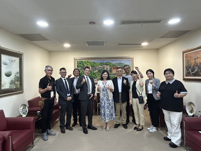 新東京齒科技工士學校師長、中臺科大陳錦杏校長及師長深入討論未來學生進修、專業技術培育及國際交流議題。(照片/中臺科技大學提供)