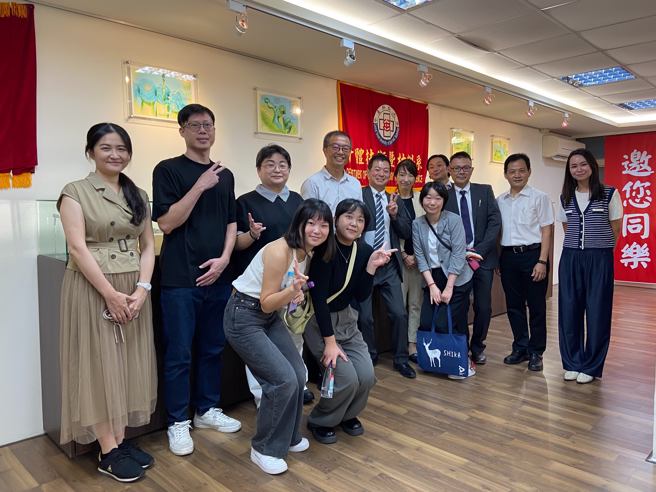 中臺科大牙技系與日本新東京齒科技工士學校師長合影。(照片/中臺科技大學提供)