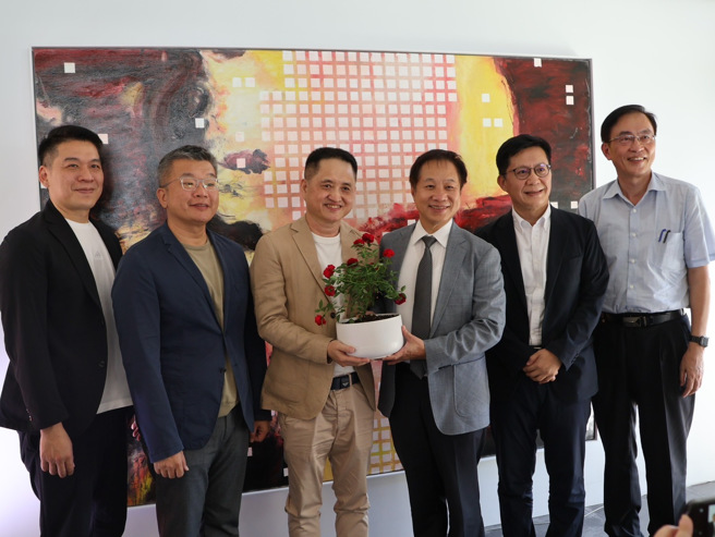 當代著名藝術家黃騰輝在母校東海大學盛大發表其2025年藝術年曆，並展示了最新作品「繁星」。(照片/東海大學提供)