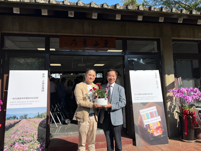 黃騰輝還特別贈送了一盆玫瑰給東海大學校長張國恩，以表達他對母校的深情厚意，宣佈將在東海校園打造一座美麗的玫瑰園作為70週年校慶獻禮。(照片/東海大學提供)