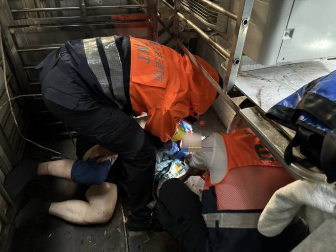 今（8）日下午3时17分，台北市信义区吴兴街156巷25弄发生坠楼事件。（图／简铭住翻摄）