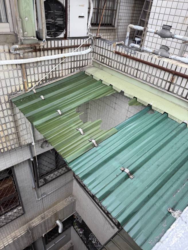 今（8）日下午3时17分，台北市信义区吴兴街156巷25弄发生坠楼事件。（图／简铭住翻摄）