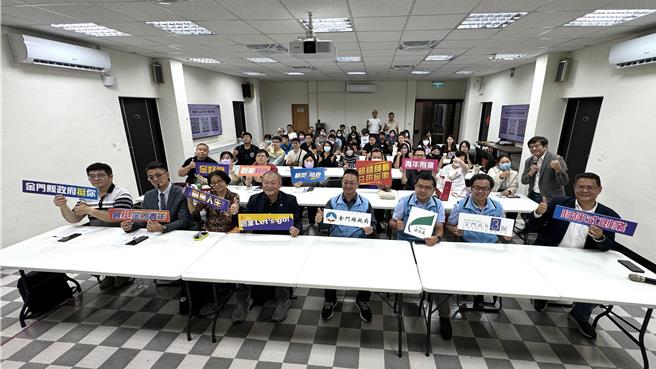 金门县政府建设处为协助青年在陆客市场开放前预先做好创业准备，今日下午在举办「青年创业陪伴式辅导方案启动说明会」，吸引超过40位在地青创代表参与讨论。（于家麒摄）