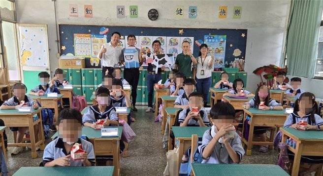 小朋友们喜孜孜地喝着高雄市在地的美味鲜乳。（高雄市农业局提供／林雅惠高雄传真）