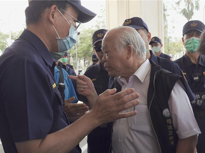 民生医院陷入医疗纠纷，家属原订上演「抬棺」环节，却发现车辆棺材车辆原地消失，让家属气炸一度与警方爆发衝突。（任义宇摄）