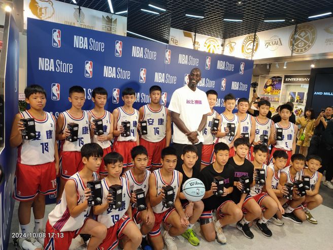 NBA传奇球星贾奈特与安康国小篮球队合影。(黄邱伦摄)