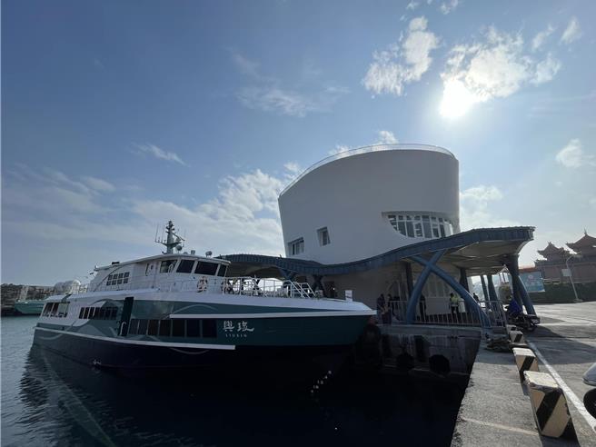 小琉球公營交通船琉興公司因積欠停泊費，遭屏東縣政府移送強制執行。（翻攝琉興公司臉書／羅琦文屏東傳真）