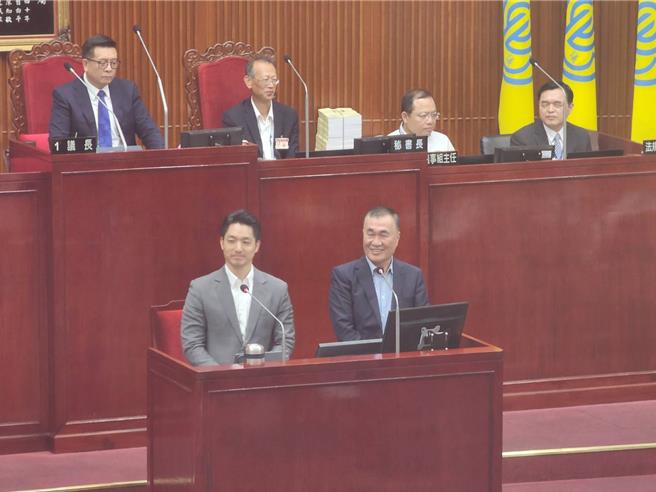 民进党台北市议员洪健益8日质询时，再次询问台北市副市长李四川何时去选新北市长，更说自己会帮他拉票，李四川则笑称「自己住新北，每天都会回去」，最后更直言「我要选第一个告诉你」。（黄敬文摄）