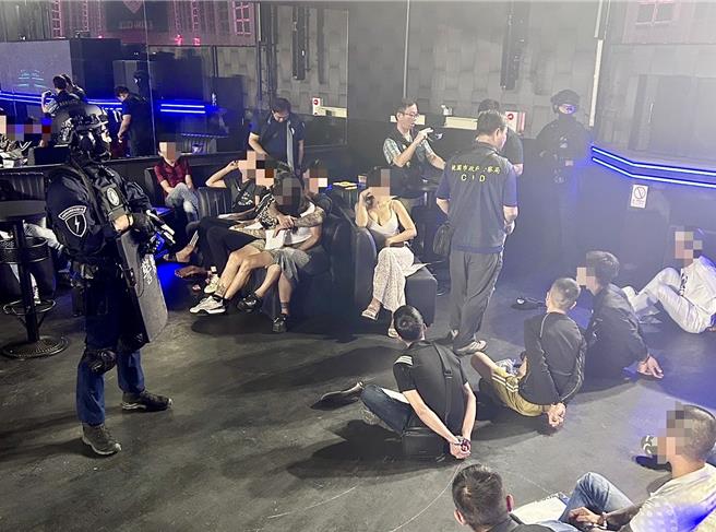 南投检警4日深夜直捣南投市祖祠路的地下越南舞厅，当场查扣毒品，并带回39名员工，2名越南籍移工涉嫌贩毒遭羁押。（民眾提供／杨静茹南投传真）