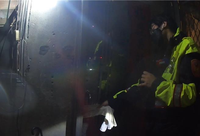 台中市第三警分局8日表示，台中80多岁阿嬷独居在透天厝，大门日前卡住打不开，她受困慌张哭着打电话报案求援。员警到场发现有条毛巾卡在门上，研判罪魁祸首就是毛巾，深夜费尽九牛二虎之力与毛巾奋战拔河，终于打开大门助阿嬷脱困。（警方提供／陈淑芬台中传真）