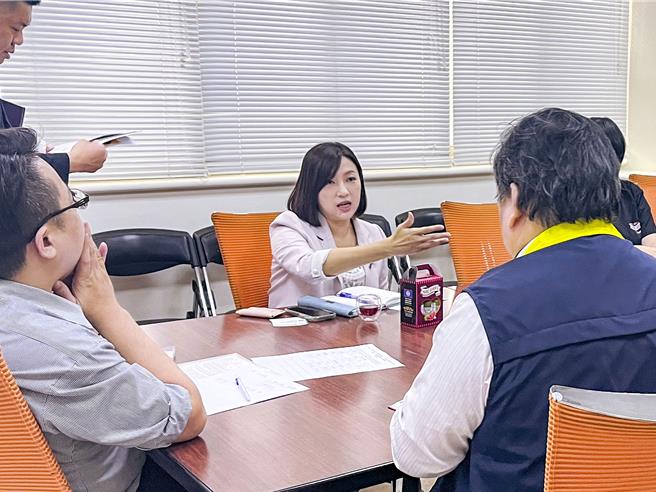 新北市议员陈乃瑜与食药署沟通商讨。（陈乃瑜提供）