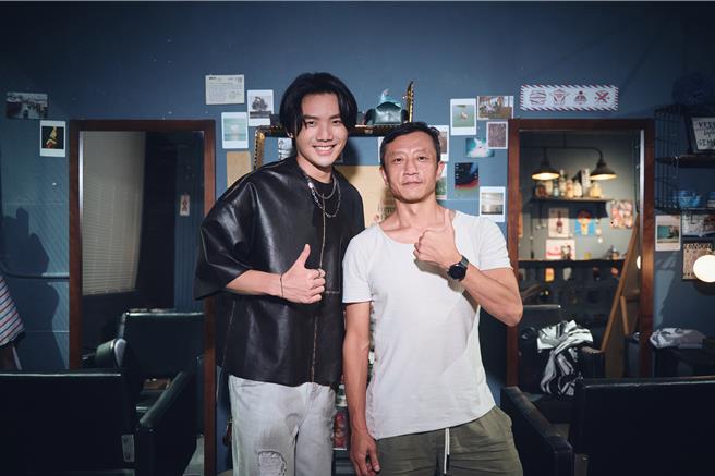 徐暐翔（左）邀来杨雅喆拍摄新歌MV。（索尼音乐提供）