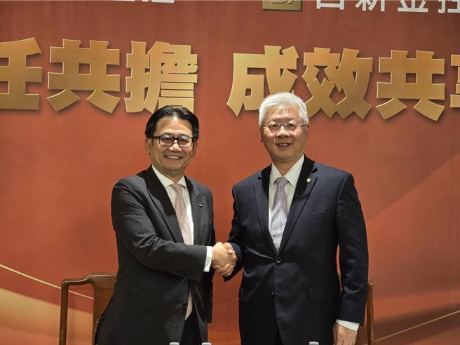 台新金總經理林維俊（右）與新光金總經理陳恩光7日為新新併同台拉票。（黃琮淵攝）