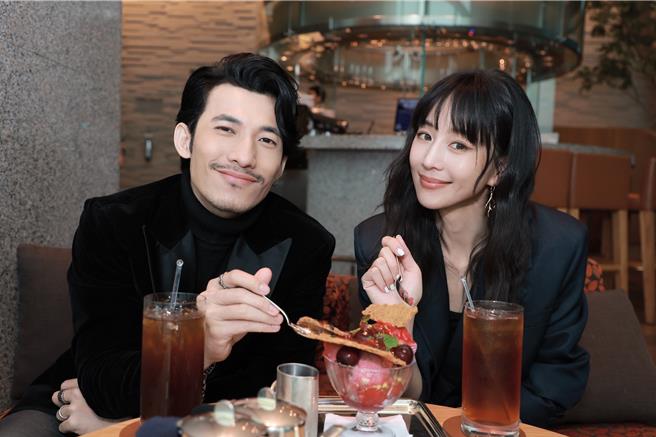 张钧𡩋和连炳发在瀚草文创釜山国际发布会上再次碰面，一起享用美食。（瀚草文创提供）