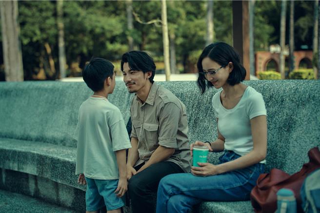 张钧𡩋和连炳发在《The Outlaw Doctor化外之医》对戏很有火花。（瀚草文创提供）