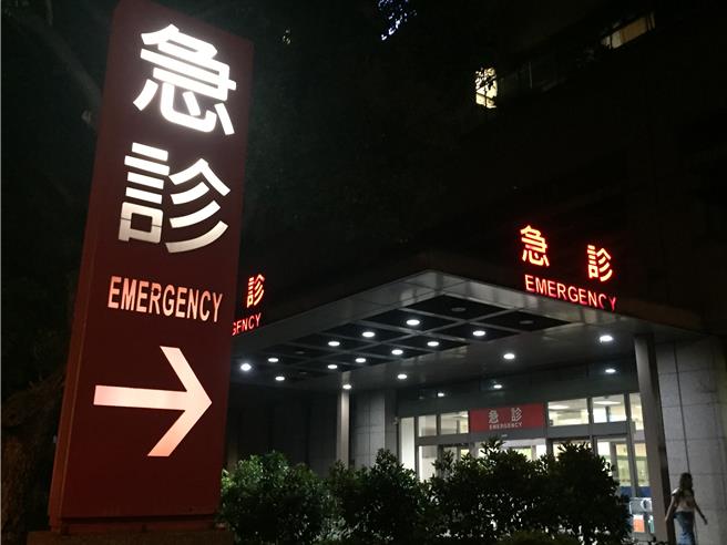 台中北區1高中8日傍晚傳出學生墜樓案，目前該名學生仍在中國醫藥大學附設醫院急診搶救中。（馮惠宜攝）