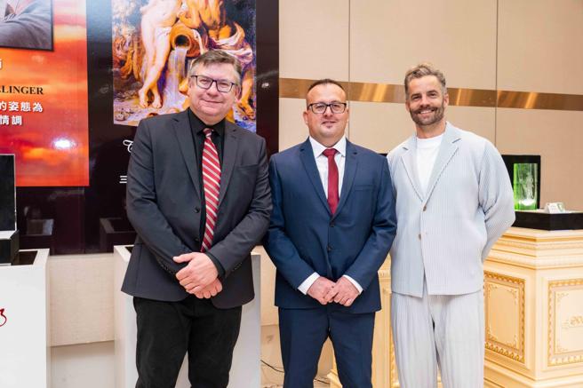 摩瑟水晶大師雷瑟（左起）、史沃博達和摩瑟水晶藝術總監楊波杰克專程帶著新作品來台與粉絲互動。（石智中攝）