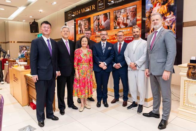 國裕精品執行董事欒慎寰（左起）、國裕精品執行董事長欒謹國、國裕精品總經理錢秋華、雕刻家雷瑟、捷克駐台代表史坦格、史沃博達、楊波杰克、摩瑟水晶全球銷售處長馮斯克於「2024摩瑟水晶 永恆傳說」開展活動上合照。（石智中攝）