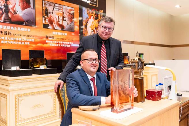 雷瑟（右）與史沃博達為摩瑟水晶的代表人物，兩人在開展記者會上展示精湛技藝。（石智中攝）