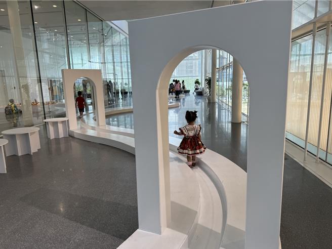 桃园市立儿童美术馆试营运期间累积近20万人次，但9月收费后人潮少6成，文化局长邱正生强调目前假日平均1500到2000人才是回归正常，能有良好的观展体验。（蔡依珍摄）