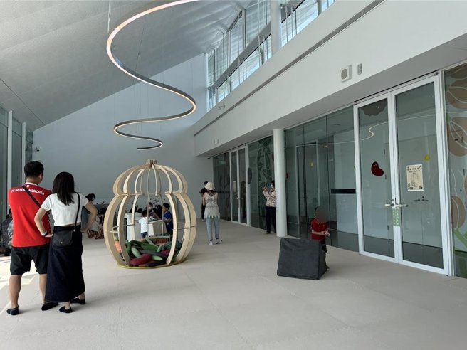 桃园市立儿童美术馆试营运期间累积近20万人次，但9月收费后人潮少6成，文化局长邱正生强调目前假日平均1500到2000人才是回归正常，能有良好的观展体验。（蔡依珍摄）