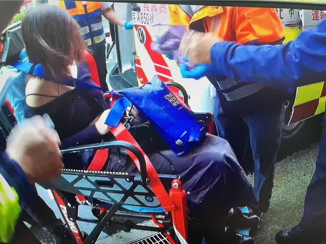 受傷的女子由消防員包紮送醫。（民眾提供）