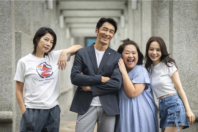 《拜六禮拜》開鏡，丁寧（左起）、李李仁、鍾欣凌、孫淑媚。（圖／華視、公視台語台提供）