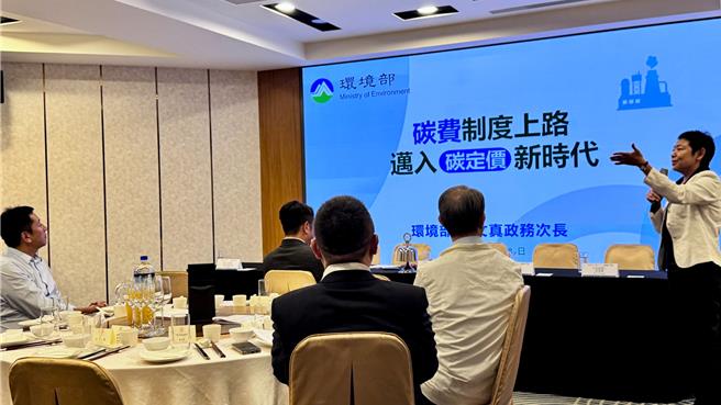 環境部次長施文真（右）今（8）日晚間南下高雄，宣傳碳費制度。（柯宗緯攝）