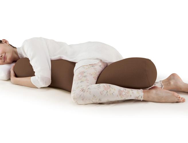 MOGU長形細珠抱枕周慶價1890元。（台隆手創館提供）