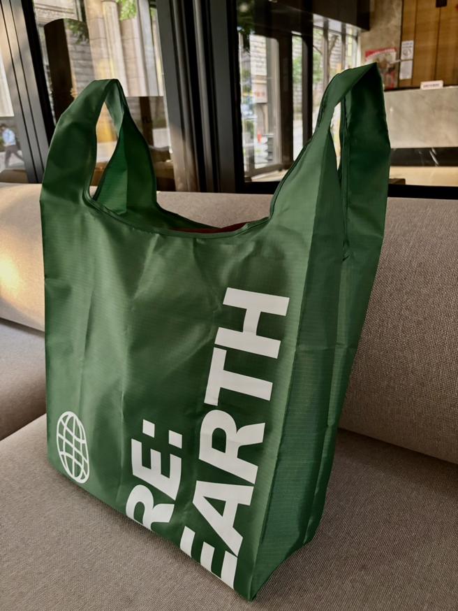 周年慶期間，單筆滿1500元送獨家「HANDS 折疊購物袋」。（台隆手創館提供）