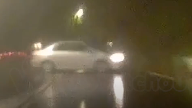 有騎士在路上遇到打滑車，驚險閃過。（圖／翻攝自WoWtchout - 地圖型行車影像分享平台）