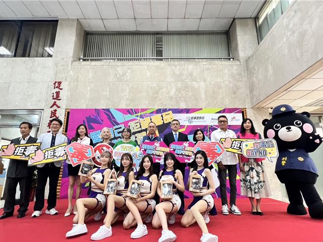 记者会上由电豹女携手文大学生舞动青春。（翻摄照片／林郁平台北传真）