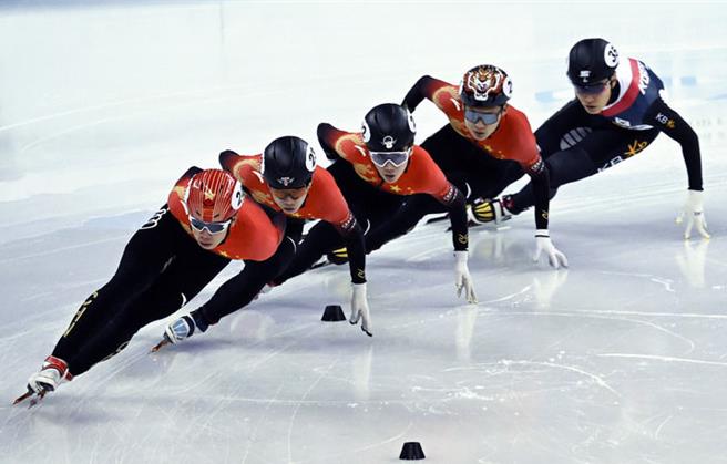十一假期文旅新亮点赛事旅行、县域旅行火了。图为 10月3日2024上海超级杯短道速滑男子1000米A组决赛。（大陆央视）  