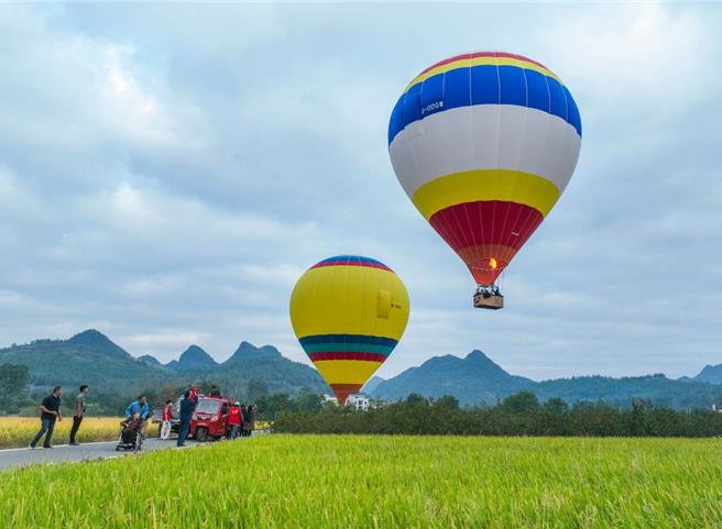 十一假期文旅新亮点赛事旅行、县域旅行火了。图为10月6日游客在湖南省永州市寧远县湾井镇乘坐热气球。（大陆央视）  