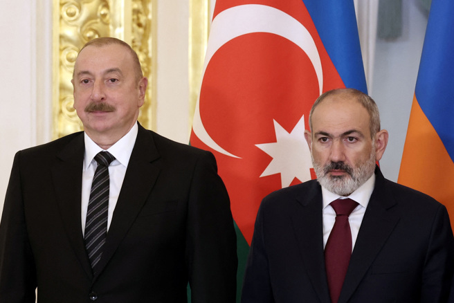 2024年10月8日，亚塞拜疆总统阿利耶夫（左）和亚美尼亚总理帕希尼扬（右）出席克里姆林宫举行的独立国家国协领导人峰会的合影仪式。（路透社）