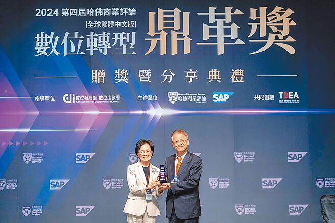 新漢集團榮獲哈佛商業評論暨遠見雜誌聯合舉辦的第四屆鼎革獎之韌性供應鏈獎項，由新漢公司董事長林茂昌親自上台領獎。圖／新漢提供