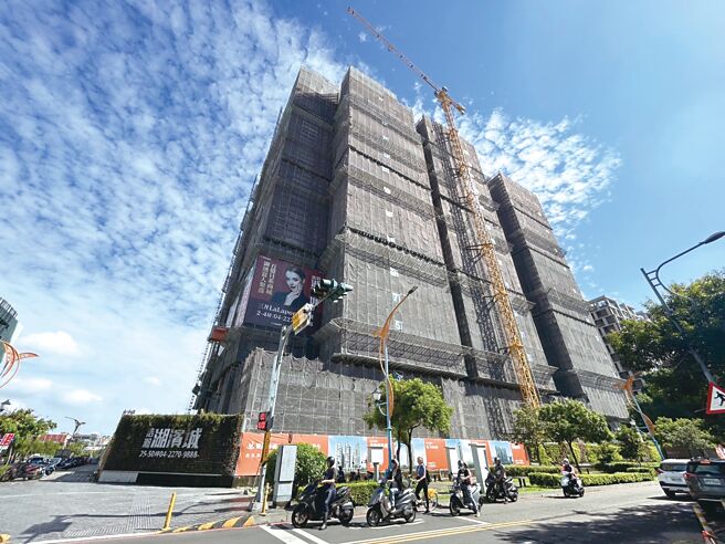 丰邑机构于东区推出的「浩瀚湖滨城」，预计兴建一栋20层复合式商办大楼，预计今年落架。图／王妙琴